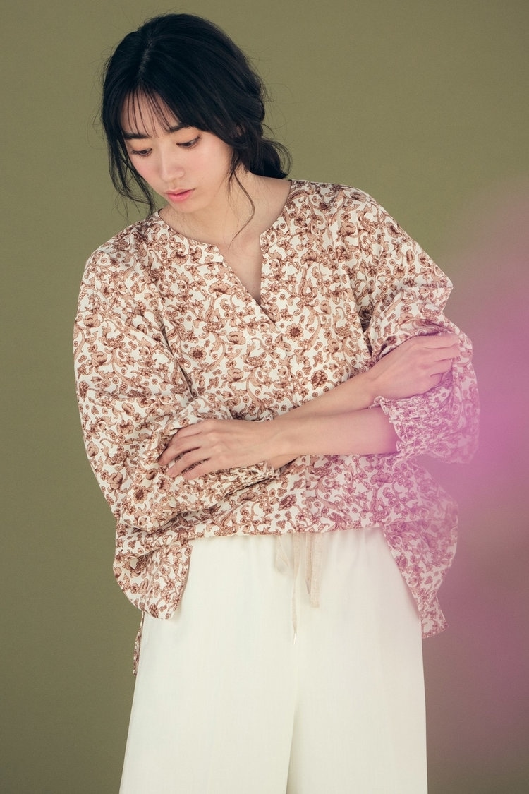 シフォンフラワーブラウス