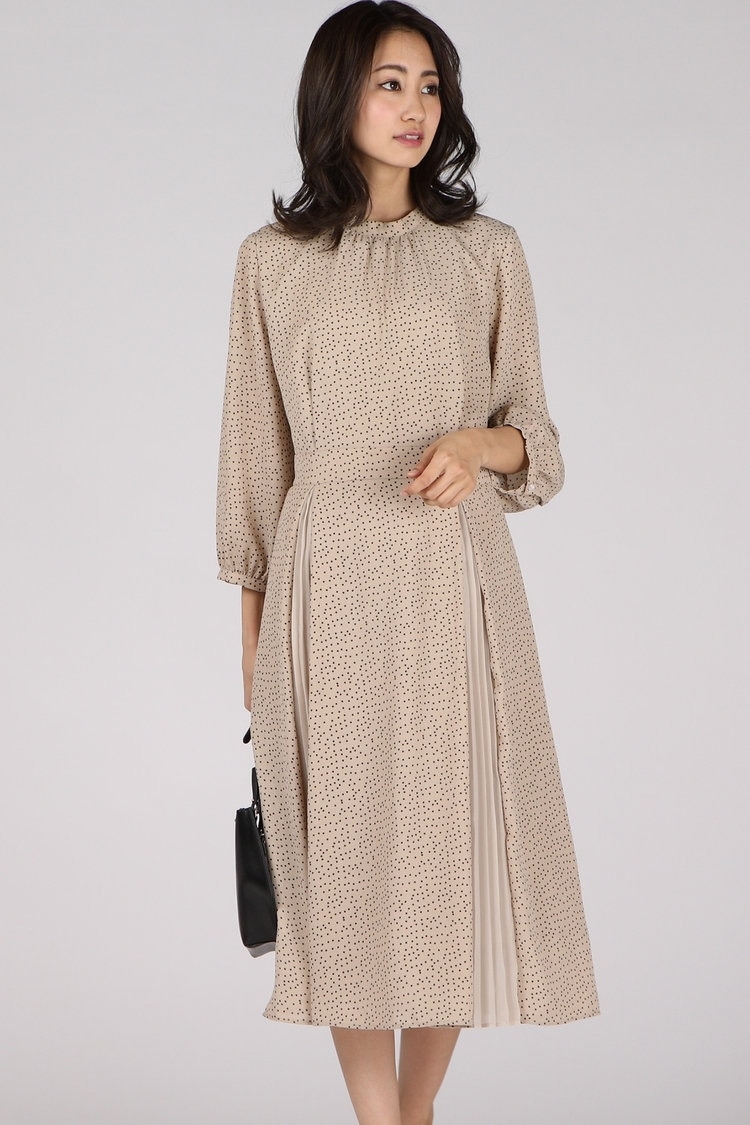 ドット柄プリーツ使いワンピース