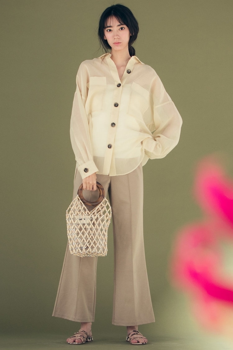 1人1枚マストハブな「シアートップス」