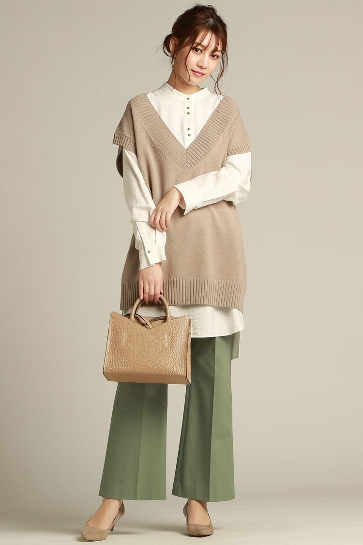 ニットベスト×カーキパンツ