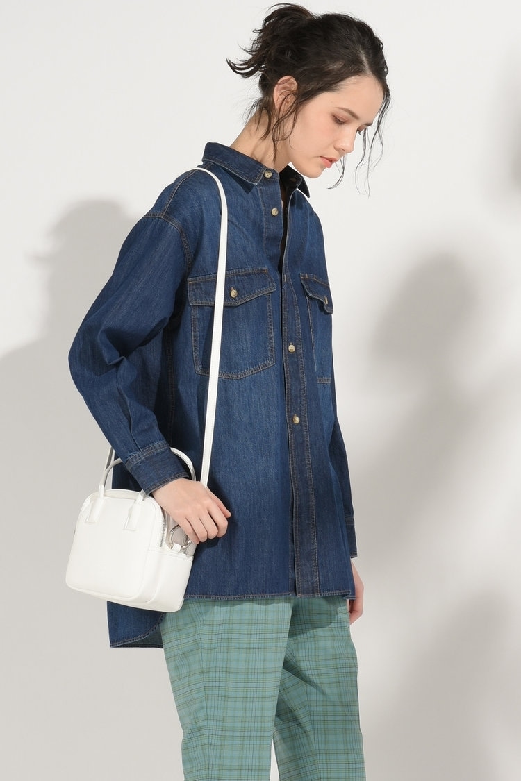 デニムシャツ×カーキパンツ