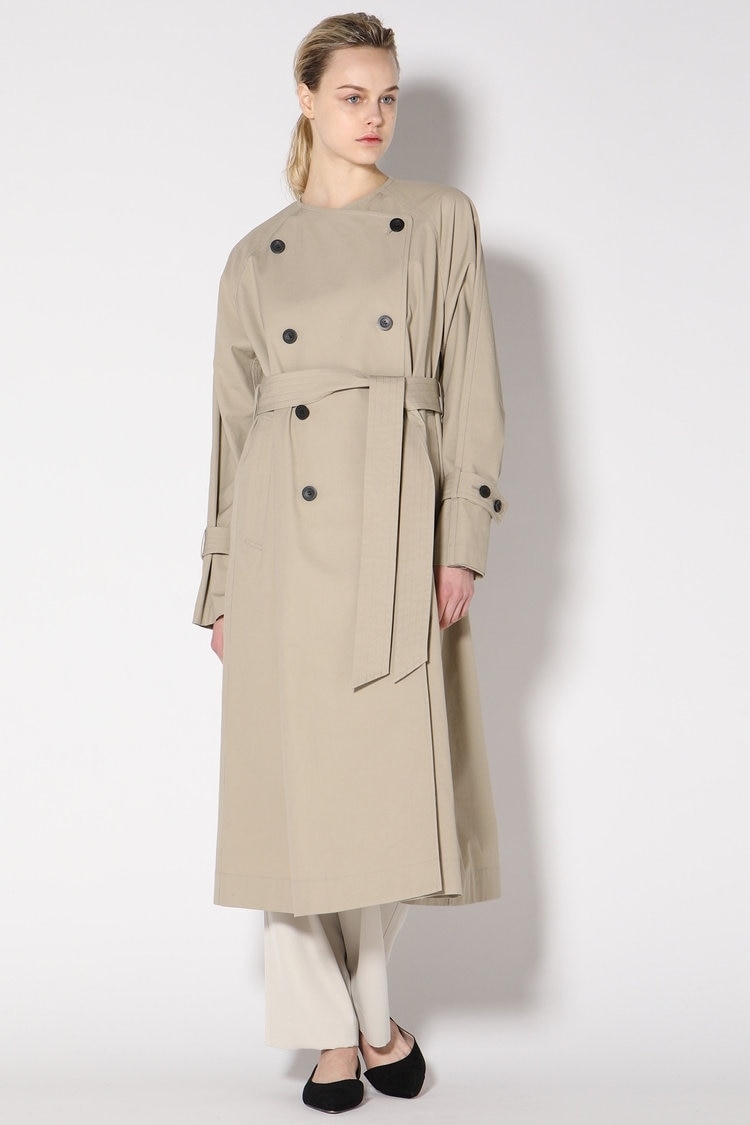 ノーカラートレンチコート×カーキパンツ