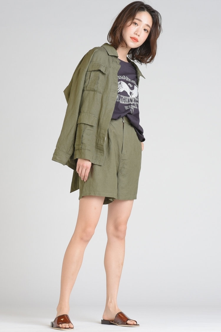 大人が穿くカーキショートパンツ