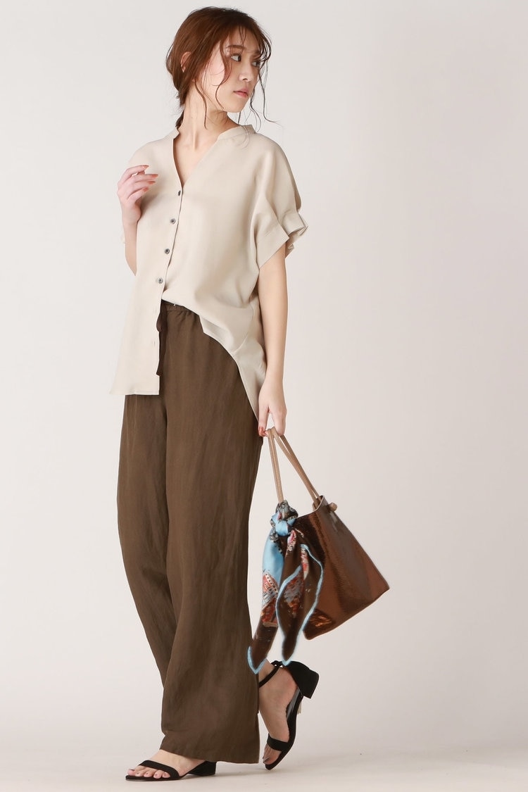 サステナブルなカーキパンツで時代にのる