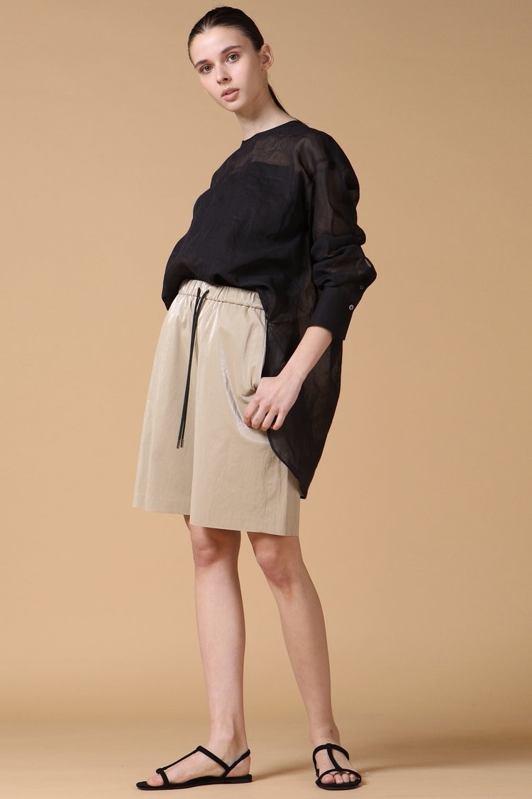 トレンドの“大人ショートパンツ”で足さばきよく