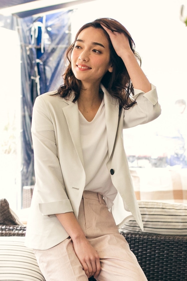 仕事の日は機能性ショートジャケットで