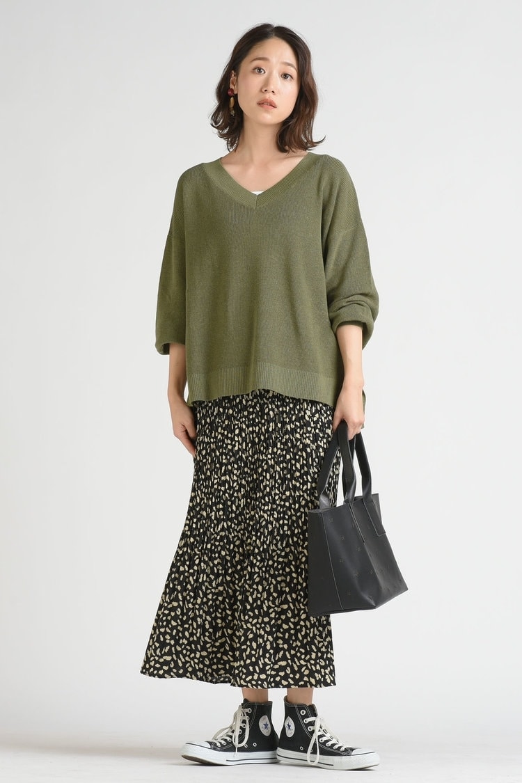 着込めて洗える“オーバーニット”をきれいめに