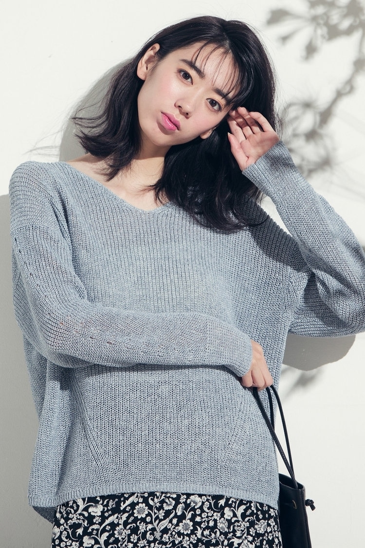 着込めて洗える“オーバーニット”をきれいめに