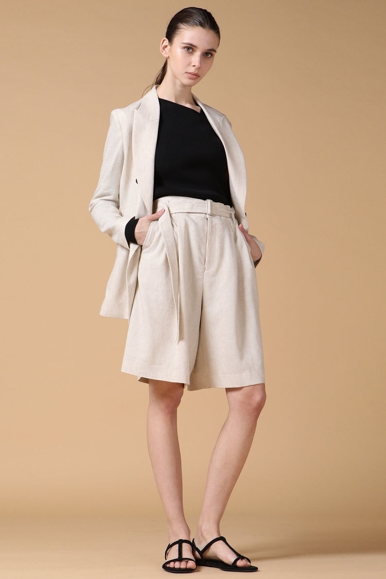 大人のショートパンツで「太もも」をカバー