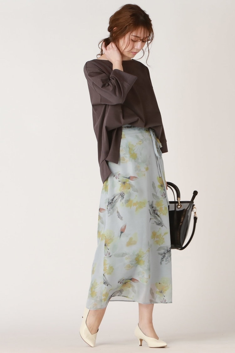 ペールトーン×ダークトーンの抑揚で「春」の着痩せをつくる