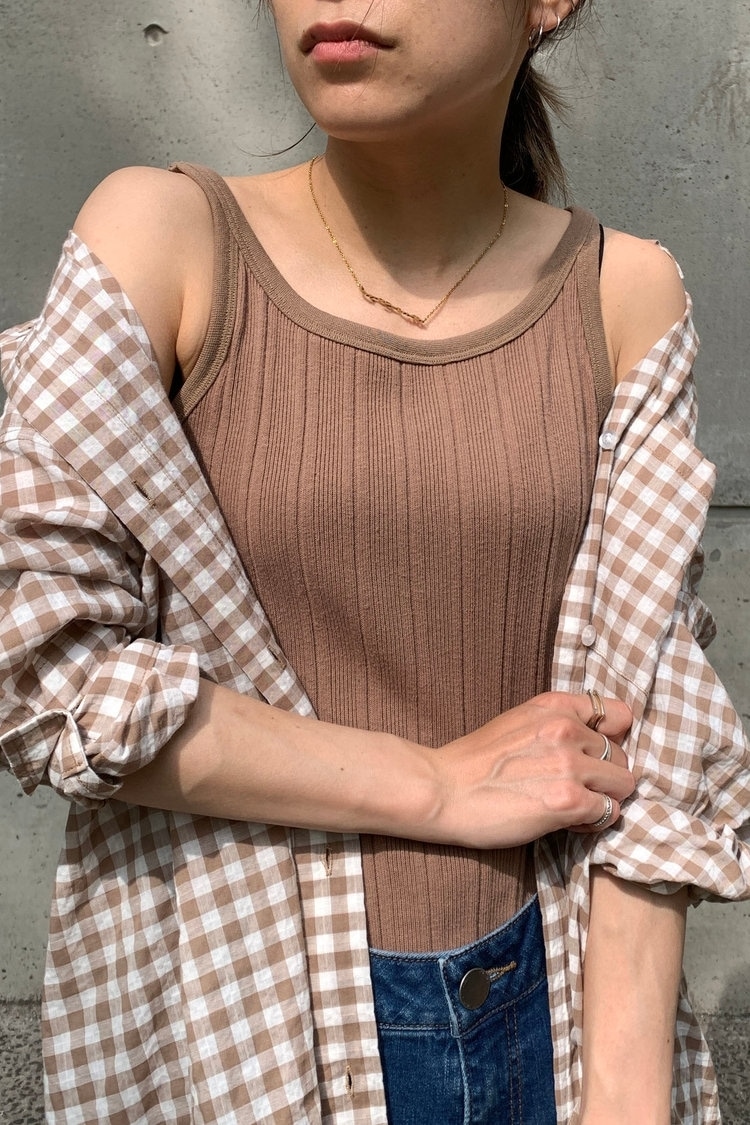 リブタンクトップで究極のシンプルに