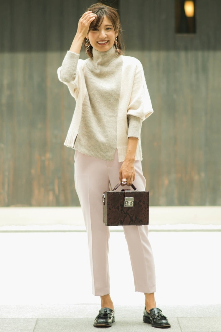 「テーパードパンツ」のオフィスカジュアル