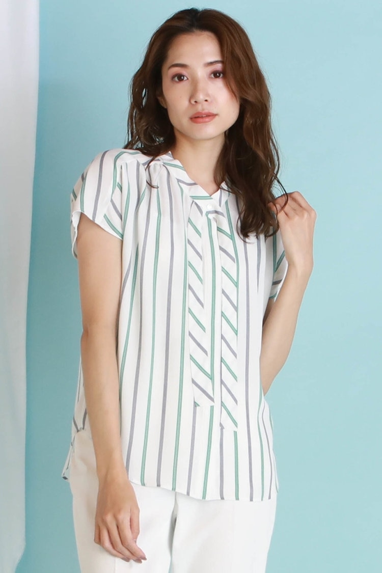 きちんと感も手に入れる。ボウタイブラウスで上半身痩せ