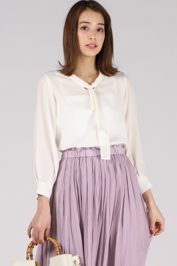 きちんと感も手に入れる。ボウタイブラウスで上半身痩せ