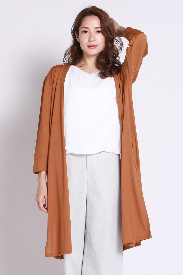 腰・お尻周りもカバーするロングカーデを上手に取り入れて