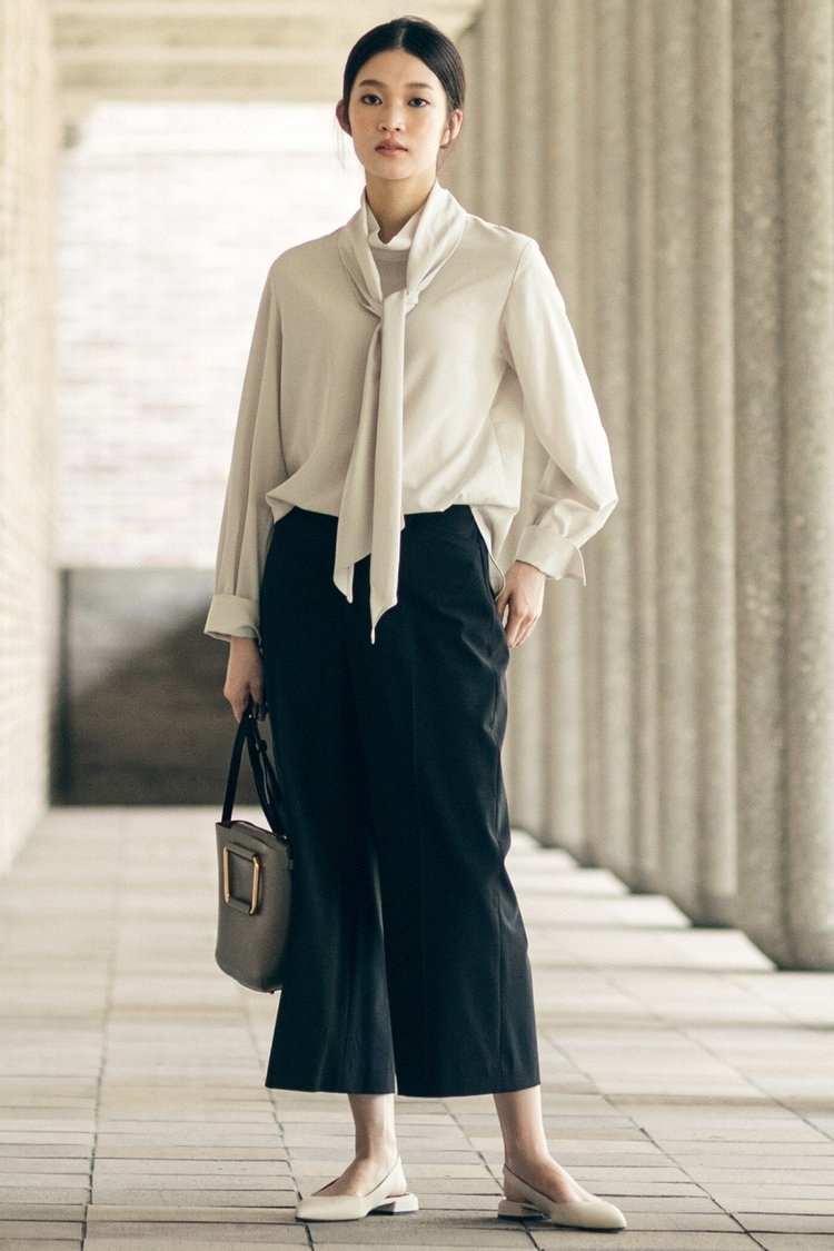 《一部店舗&WEB限定アイテム》シルキーリライムハイネックブラウス