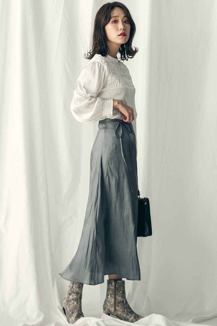 トレンドの「サテンスカート」で品アリ美人に