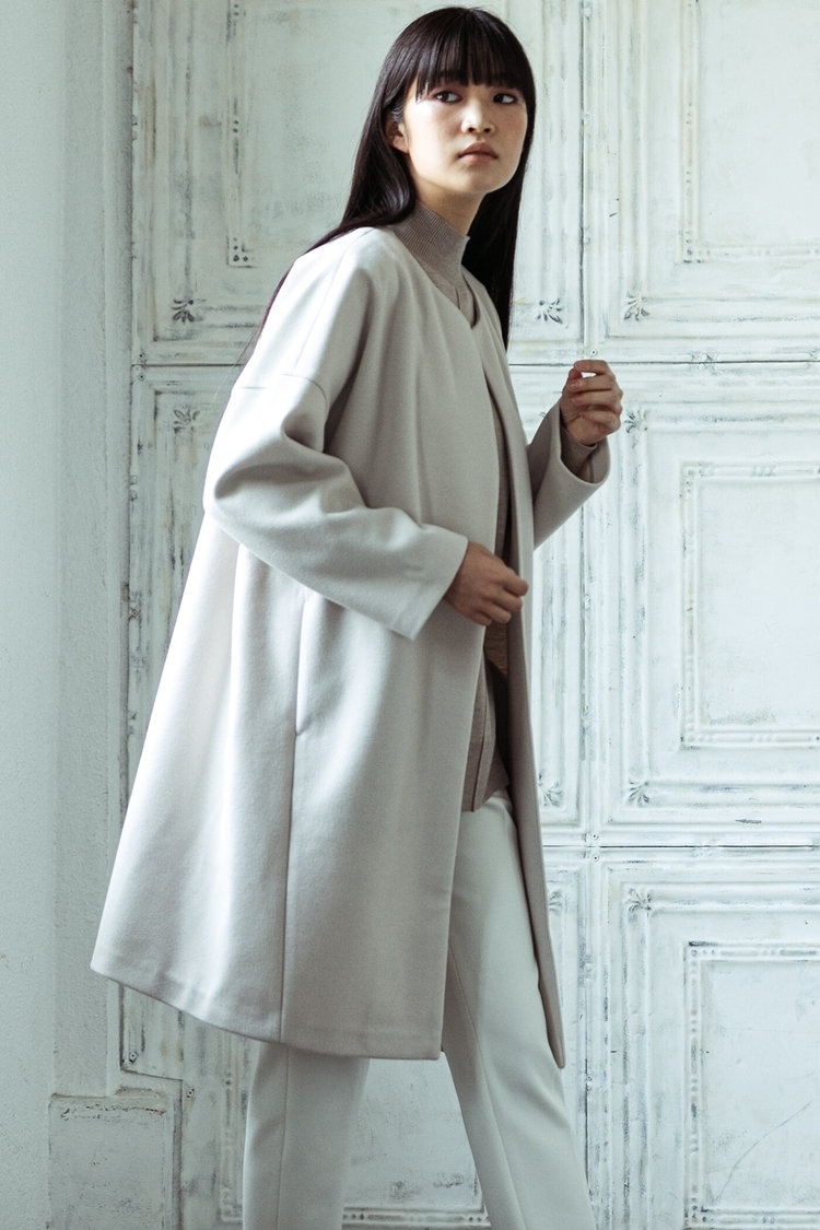 ジャージ素材のノーカラーライトコート