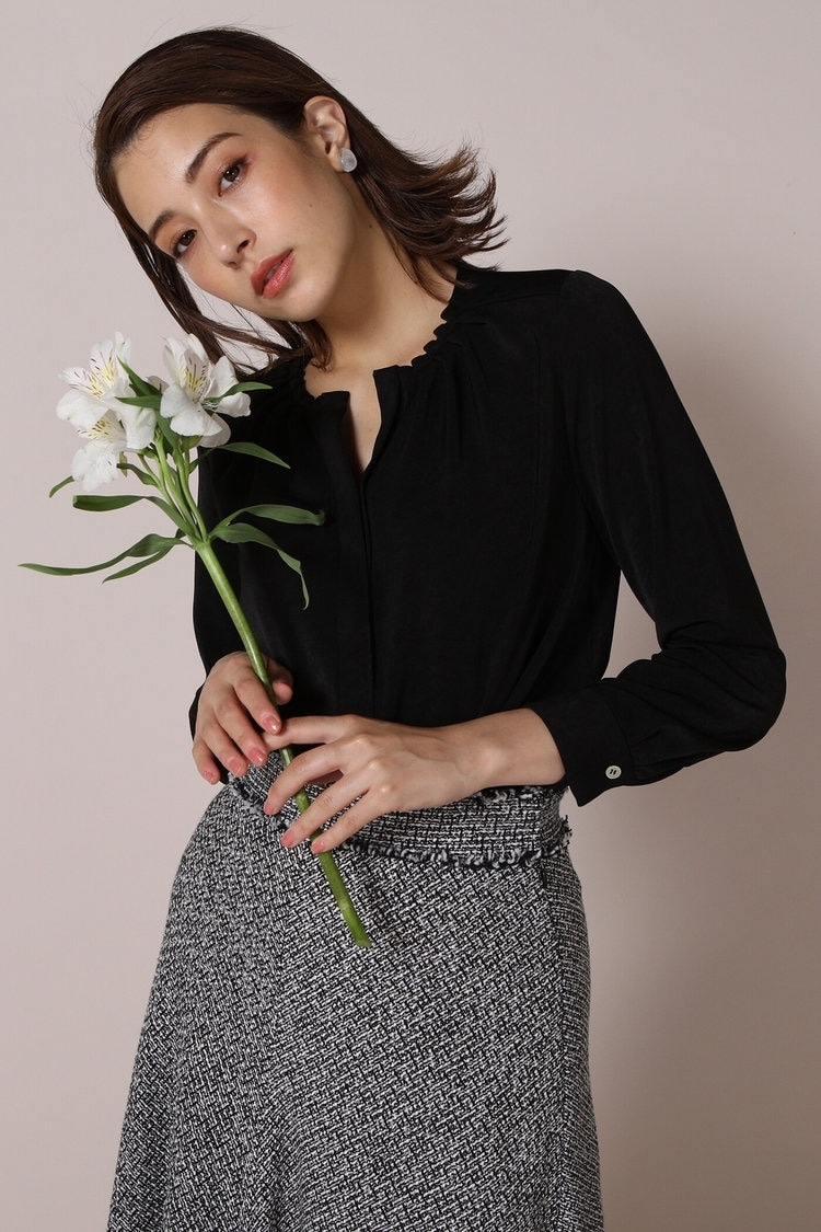 スエードノーカラーブラウス