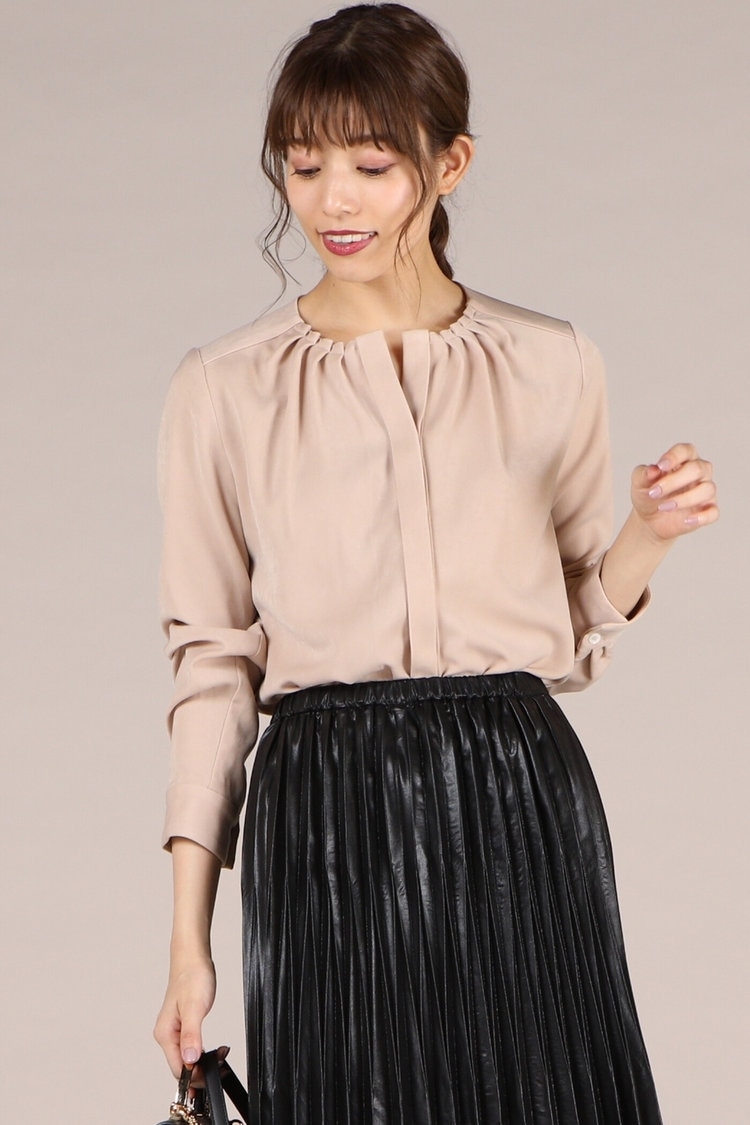 スエードノーカラーブラウス