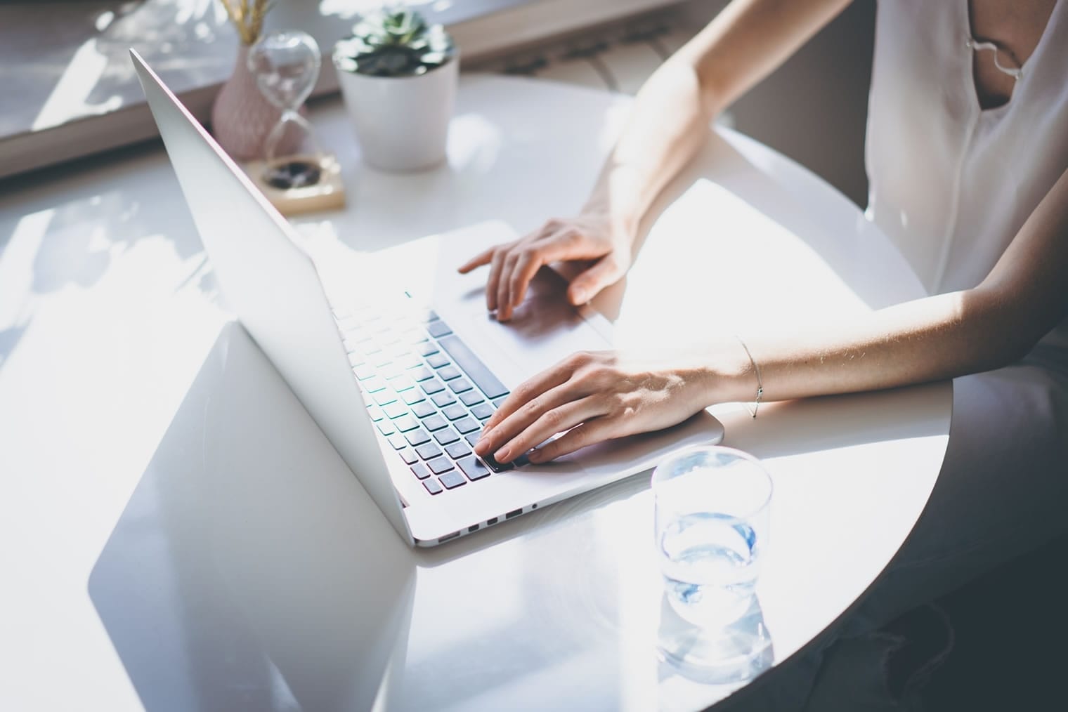 テレワークで服装を整えるべき理由とコーデのコツを解説