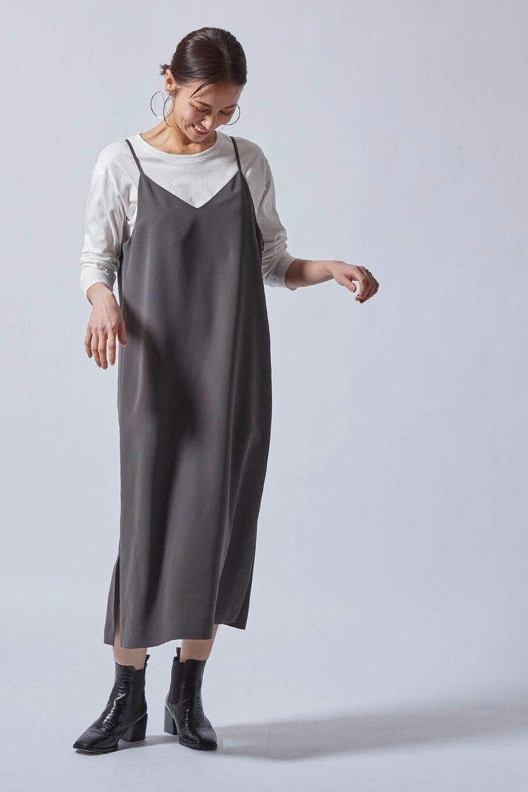 【WEB別注】ストレートシルエットのVネックキャミソールワンピース LAUTREAMONT