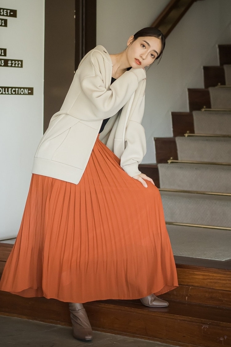 気取らない温泉デートにはパーカーで大人カジュアルに