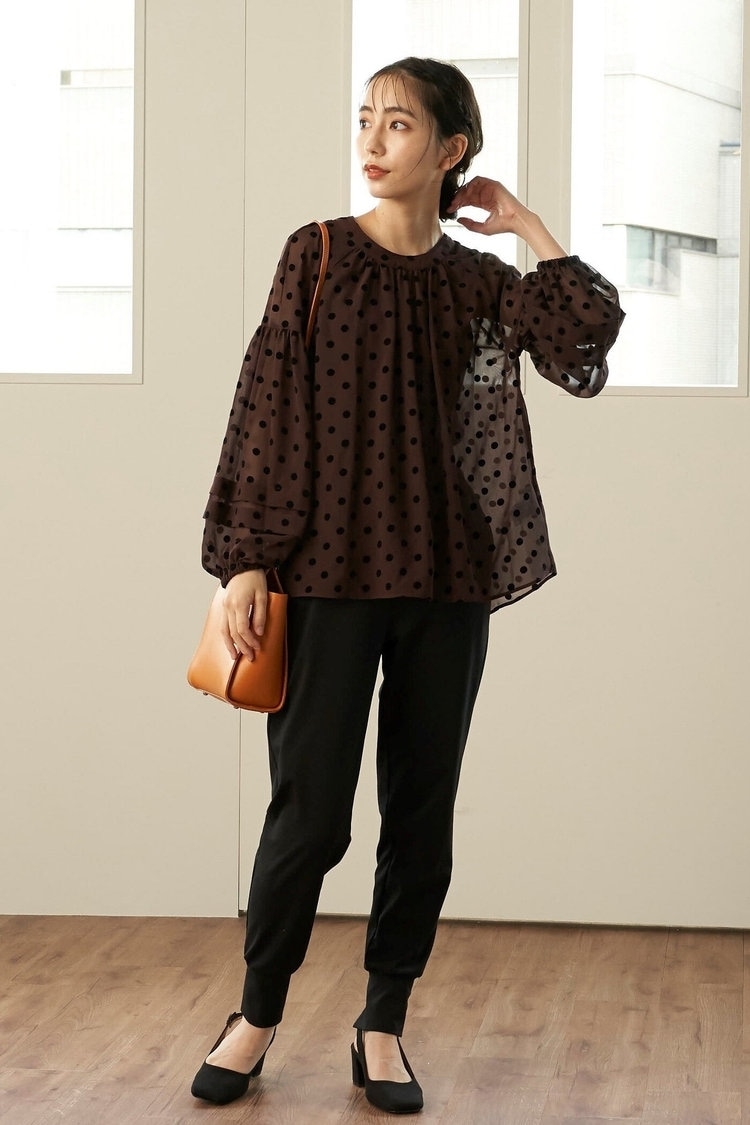 袖コンシャス&ドット柄の透け感ブラウスコーデ Droite lautreamont
