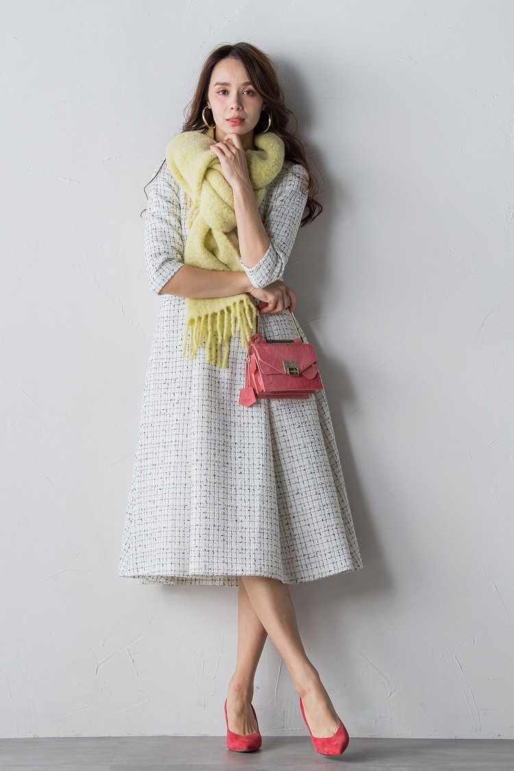 >小さめバッグでフェミニンな雰囲気に