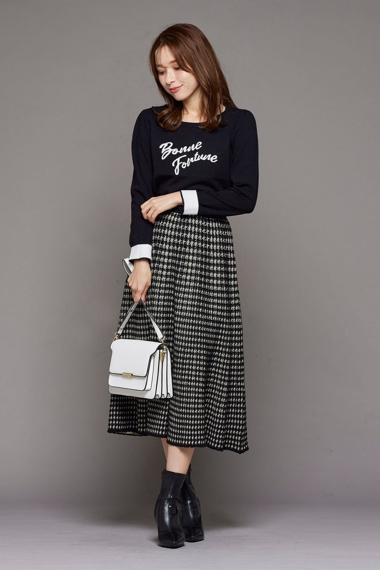 愛犬とお揃いの服も黒のロゴニットなら大人っぽい QUEENS COURT