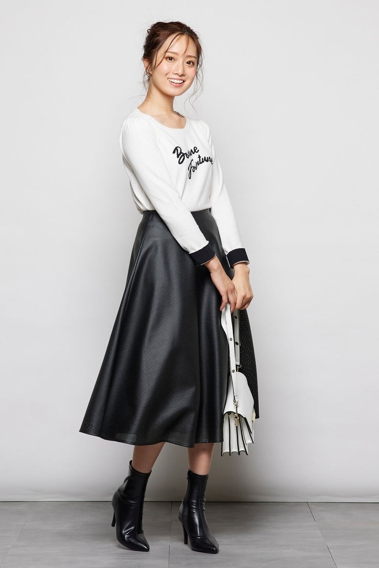 愛犬とお揃いの服も黒のロゴニットなら大人っぽい QUEENS COURT