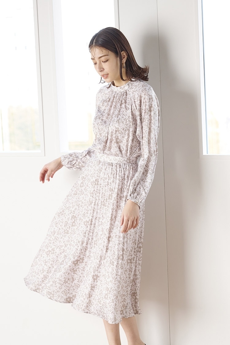 淡い花柄セットアップのフェミニンコーデ