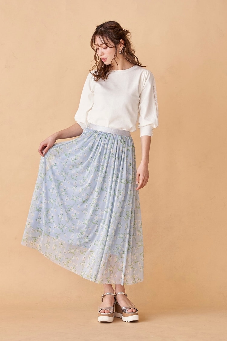 白×ブルーで春にぴったりな花柄コーデ