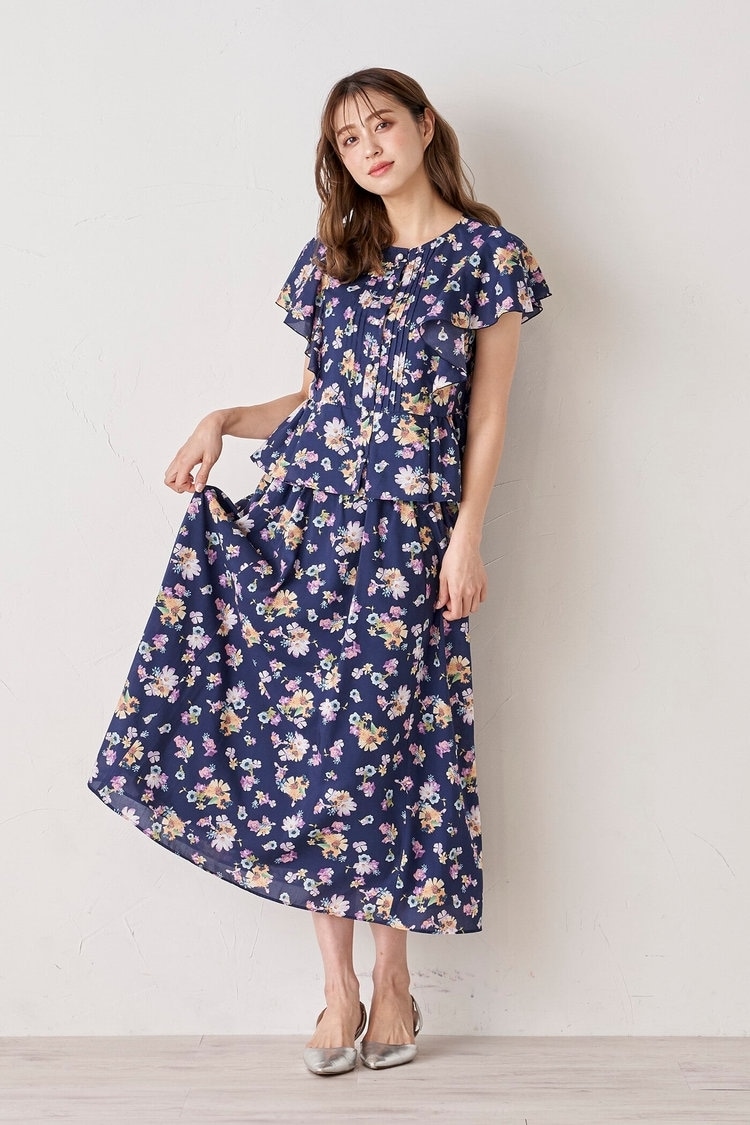 ネイビーで涼し気な花柄セットアップコーデ