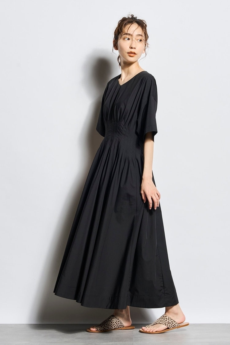 50代夏の黒ワンピースは洗練されたシルエットが上品 Droite lautreamont