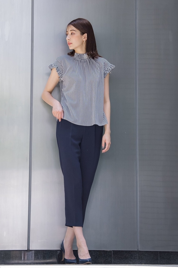 ストライプフリルブラウスの夏のオフィスコーデ ketty