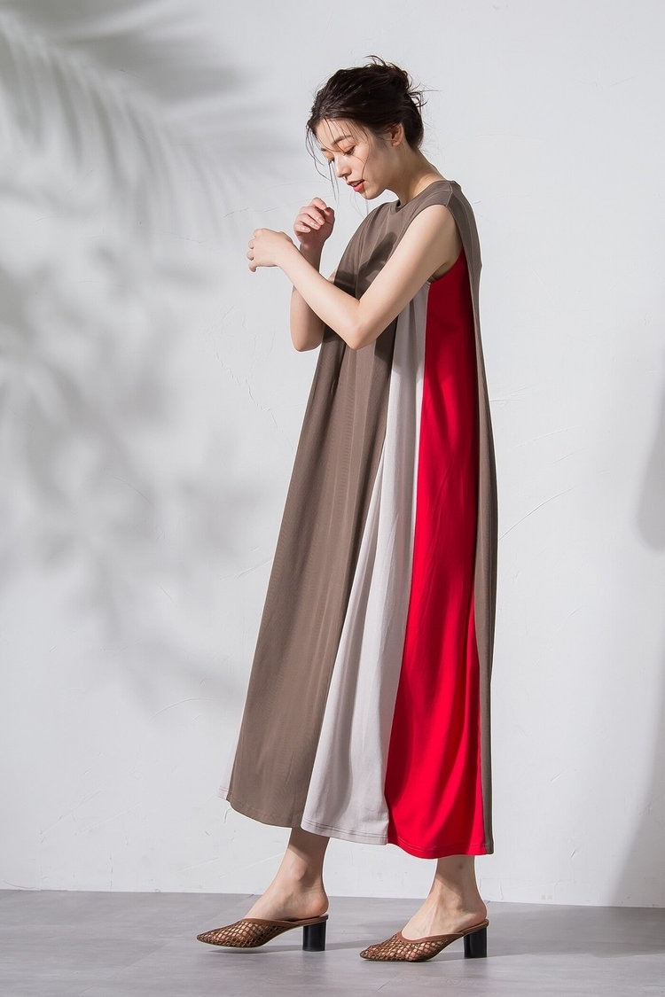 ゆったりワンピはサイドのカラーリングが新鮮