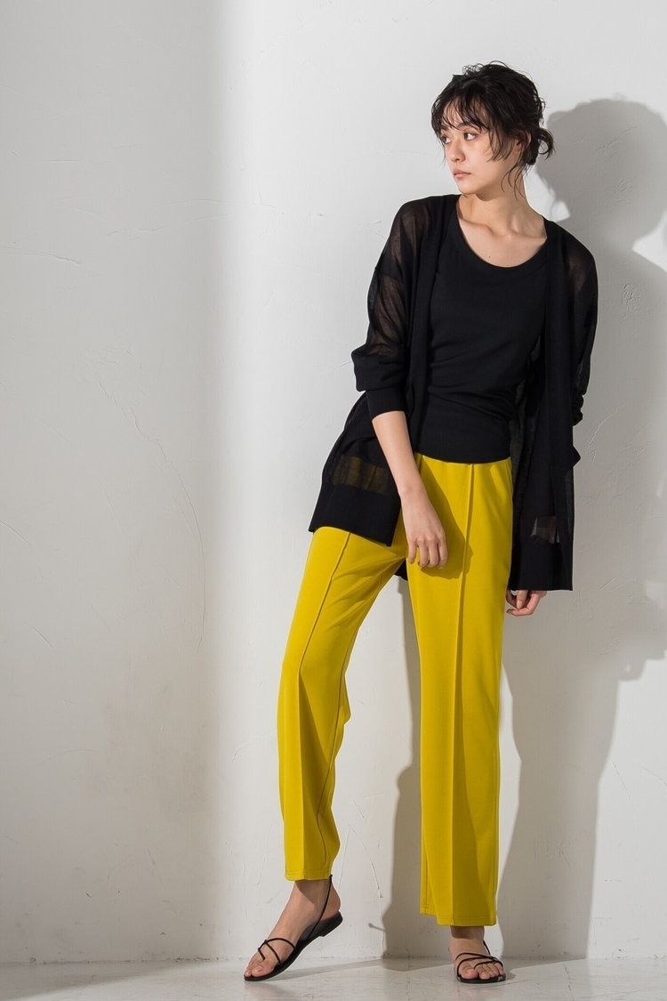 30代のカジュアルはカラーパンツをアクセントに