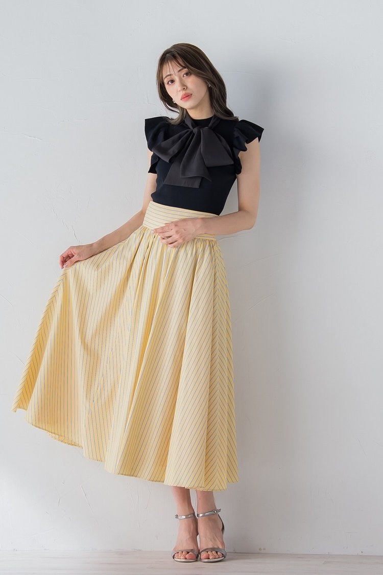 フリルトップス×ストライプスカートで品よく