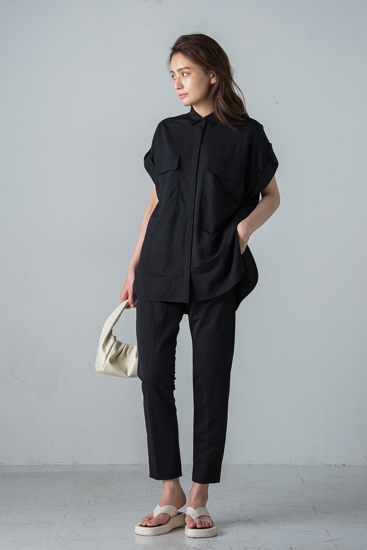 きれいめ派の30代は黒のセットアップでスタイリッシュに