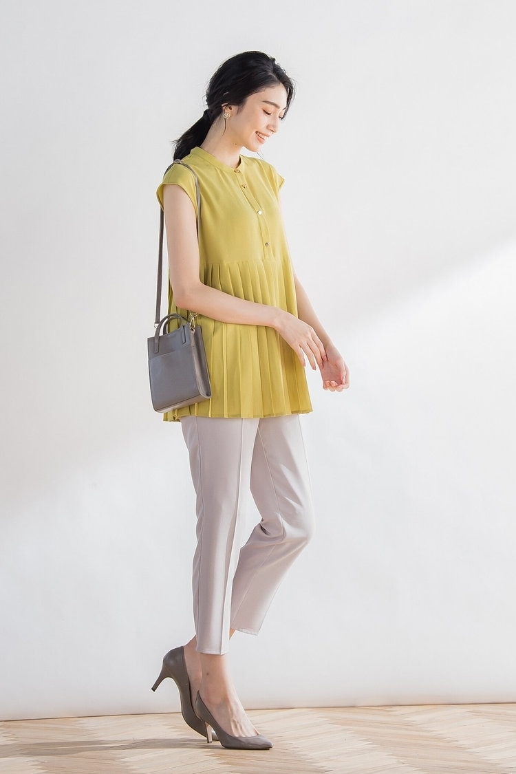 プリーツブラウス×パンツでエレガントな30代ファッションに