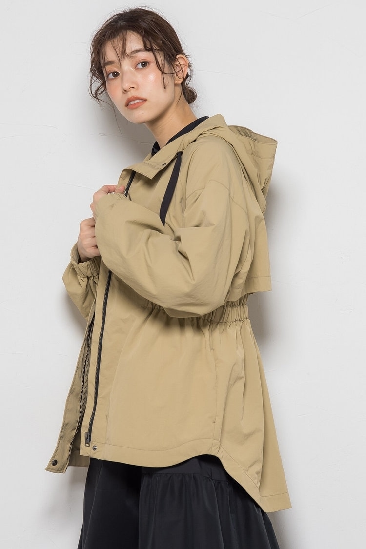 マウンテンパーカーを女性らしく
