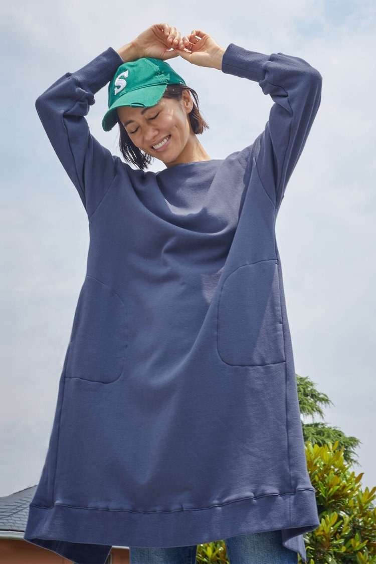 着込めるスウェットでレイヤード