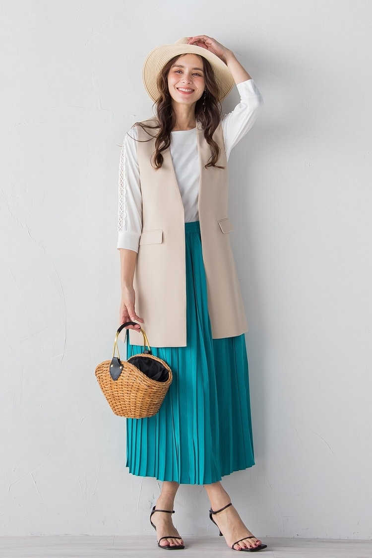 爽やかなカラーリングのプリーツスカートにジレを効かせて Viaggio Blu