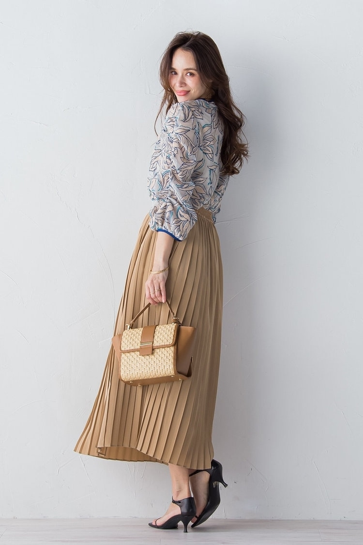 フラワー柄トップス×ベージュスカートのフェミニンコーデ Viaggio Blu