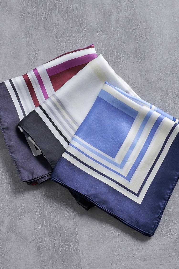 幾何柄のスカーフをコーデのワンポイントに la.f...