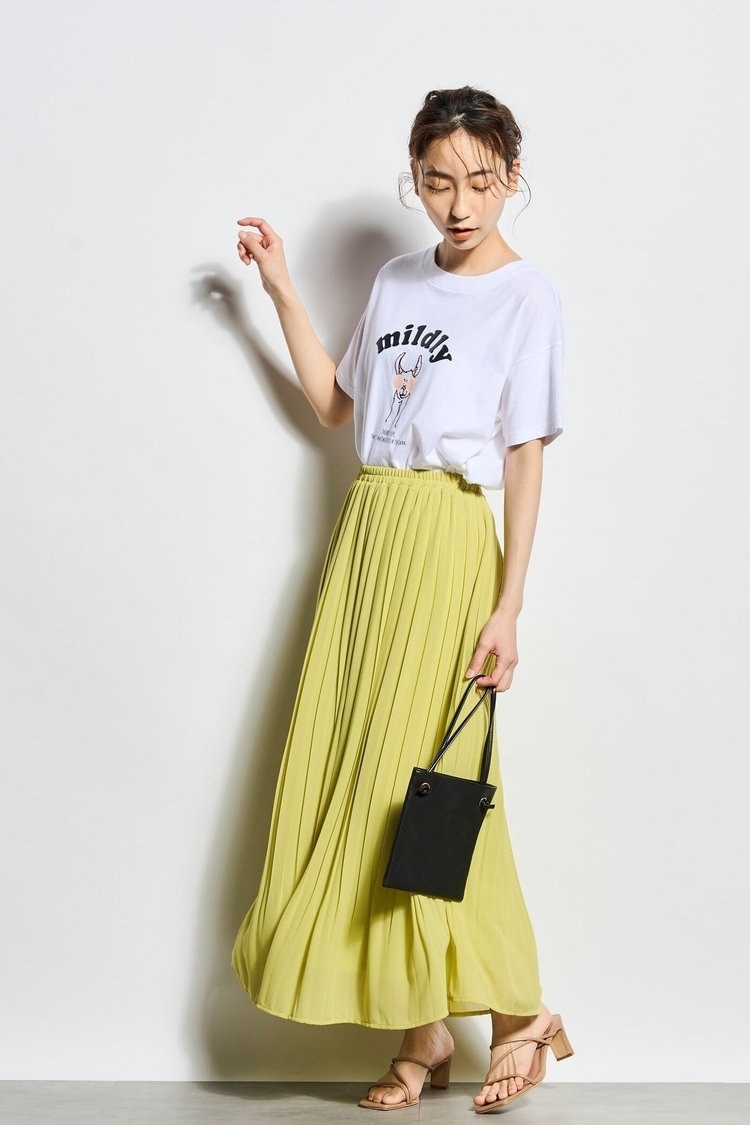 イエロープリーツスカートで肩ひじ張らない夏コーデ Droite lautreamont