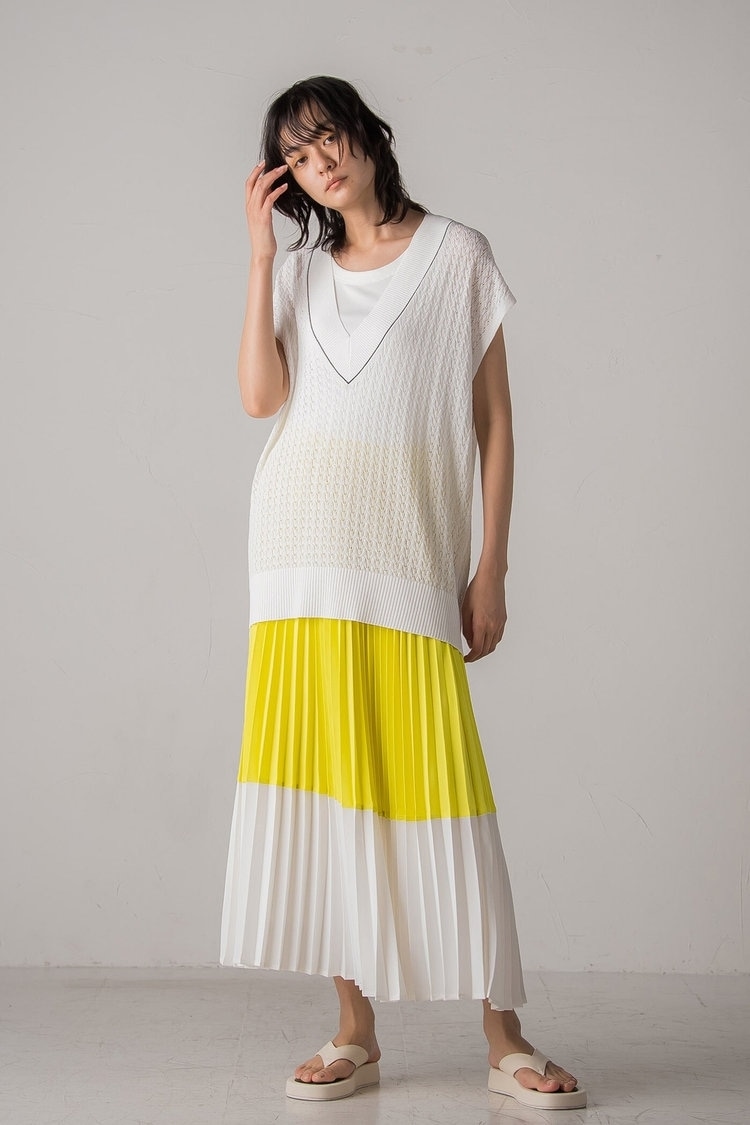 プリーツスカートのイエローをコーデのポイントにして MAYSON GREY