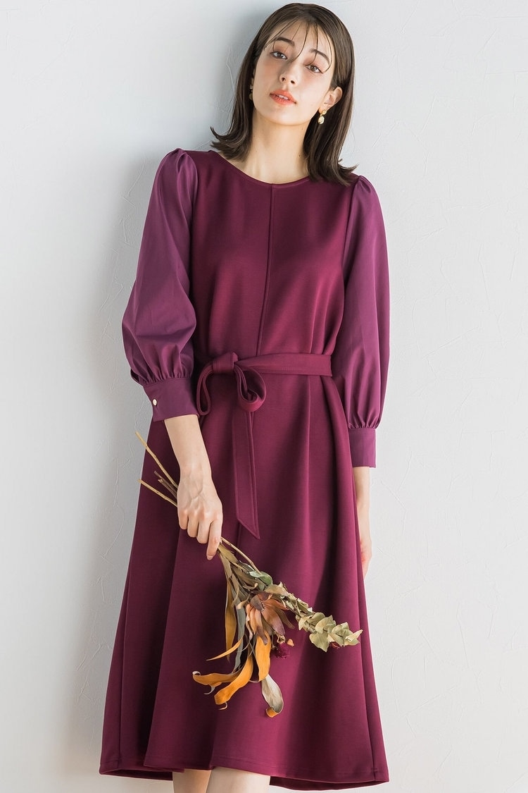 ワインレッドのワンピは素材使いがさりげないポイントに ketty