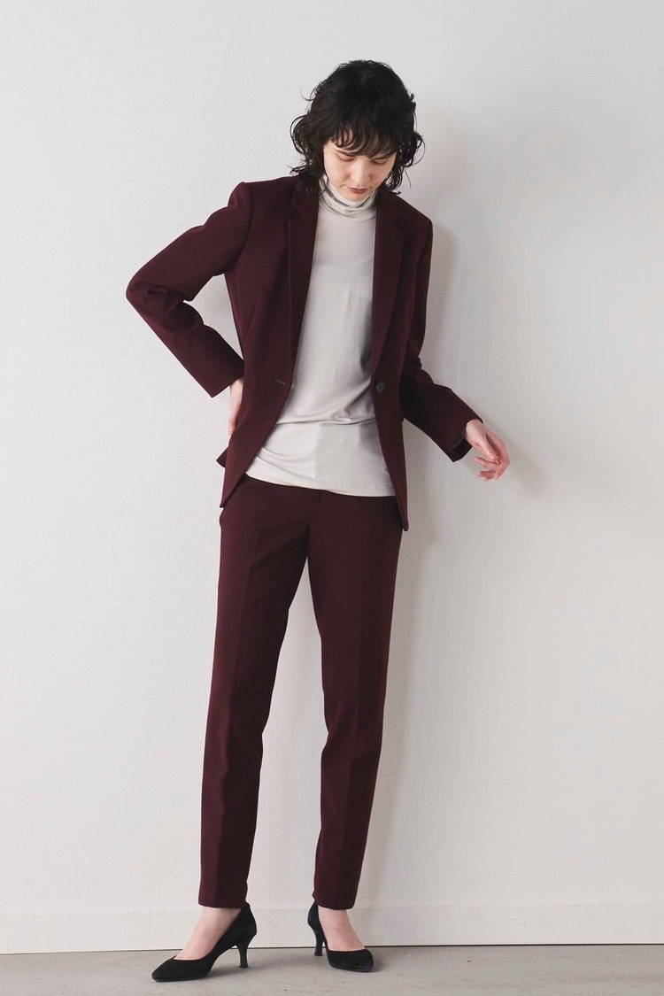 ボルドーのジャケット&パンツでさりげない赤コーデに la.f...